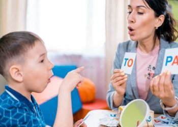 How do speech therapists help children with speech issues?