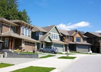 When Should I Buy a Single-Family Home vs. a Multifamily Residence?