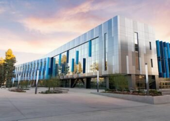 How A Commercial Landscape Maintenance Contractor Elevate the Look of Commercial Real Estate