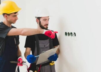 The Difference Between an Electrical Contractor and an Electrician