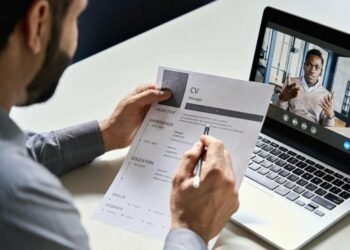 How to Add a Touch of Sophistication to Women’s Trousers 