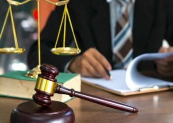 What is the difference between a legal document assistant and a paralegal?