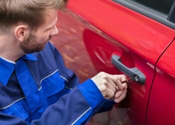 What Are the Mistakes to Avoid When Hiring an Auto Locksmith?