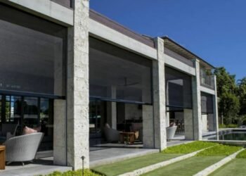 The Pros and Cons of Retractable Window Screens