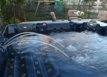 How Do Custom Spa and Hot Tub Cleaning Techniques Differ in Knoxville?